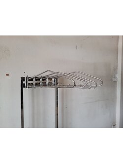 ราวพร้อมแขนสำหรับแขวนเสื้อตะกั่ว 5 ชุด แบบเคลื่อนที่ได้