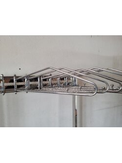 ราวพร้อมแขนสำหรับแขวนเสื้อตะกั่ว 10 ชุด แบบเคลื่อนที่ได้