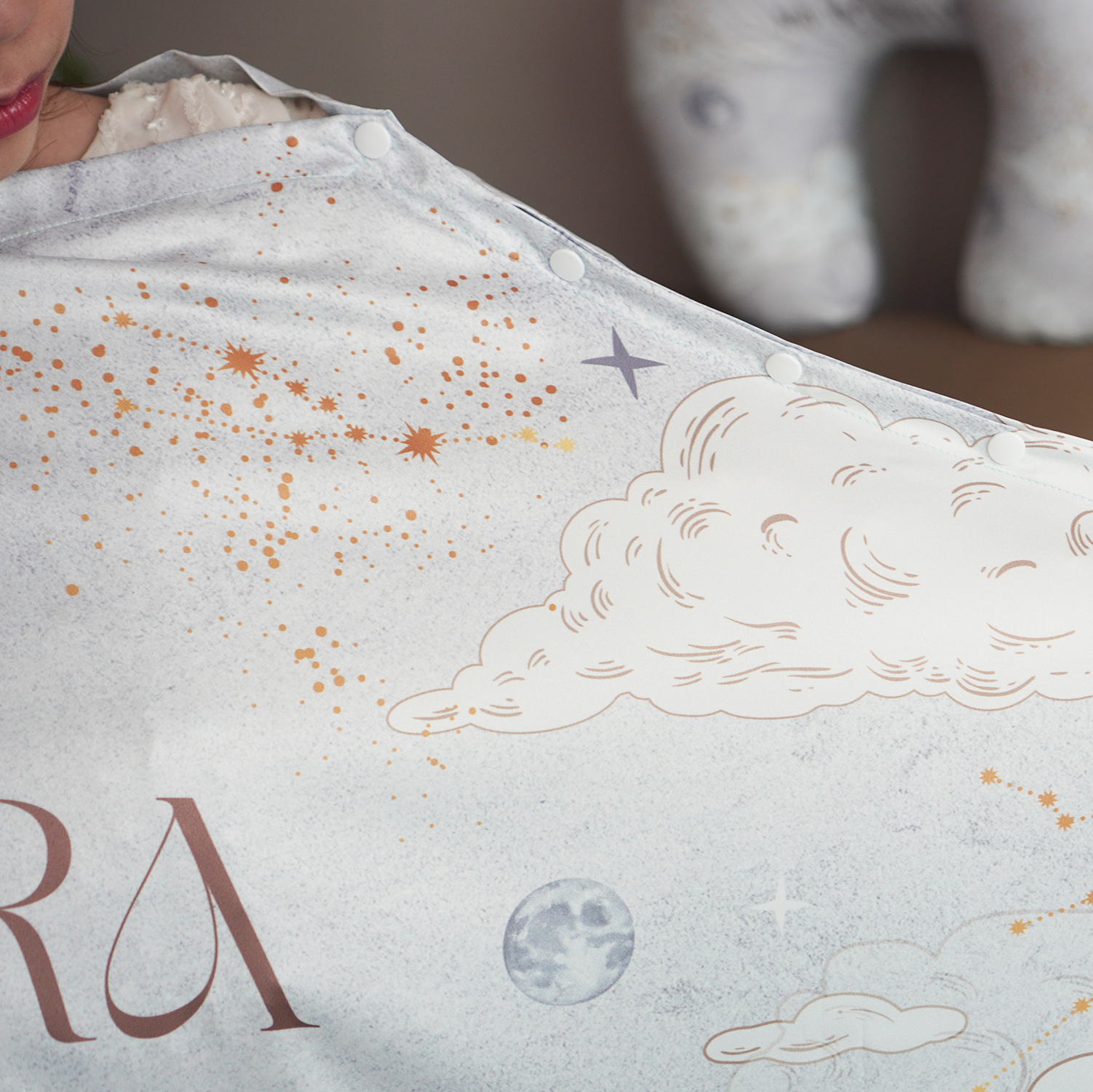 ผ้าคลุมให้นม 3in1 (รุ่นมีกระดุม ถอดโครงได้) แบบสั่งทำใส่ชื่อ ลาย Zodiac - Grey