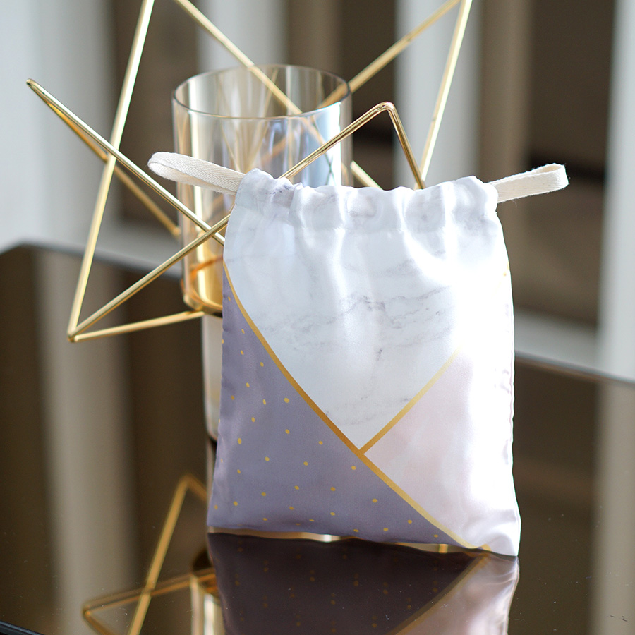 ผ้าคลุมให้นม สั่งทำใส่ชือ ลาย Marble Triangle