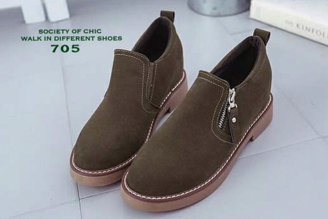 รองเท้าผ้าใบหนังกลับทรงสวม (สีเขียวขี้ม้า)