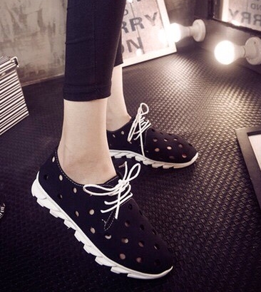 พร้อมส่ง : รองเท้าผ้าใบลายจุด (สีดำ)