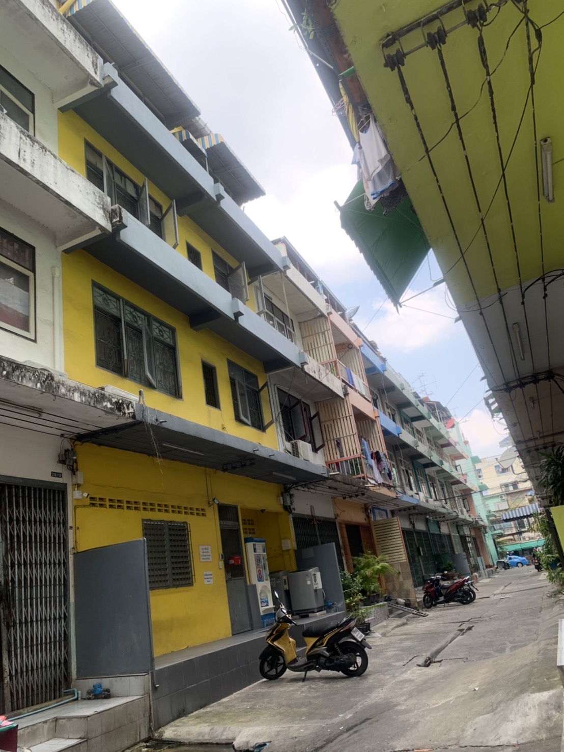 Building for sale suitable for hostel, near BTS Phra Khanong station, only 700 m.