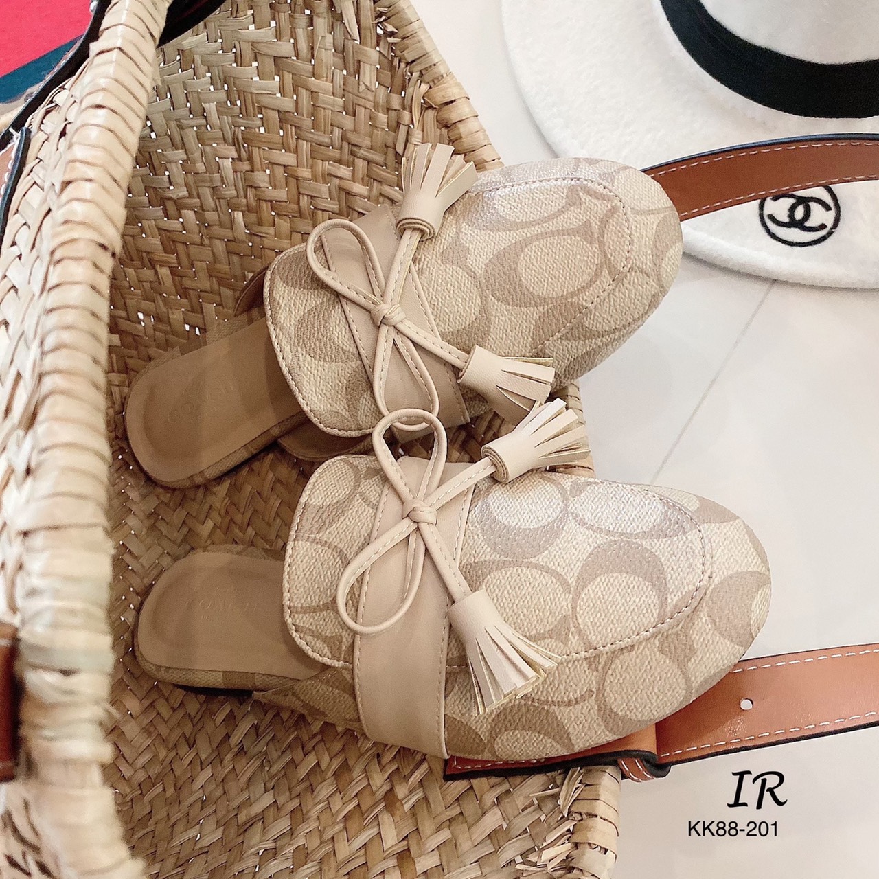 รองเท้าสลิปเปอร์ Style Coach (สีตาล)