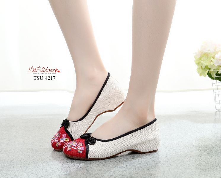 รองเท้าคัทชูผ้าทอปักลายดอกไม้ (สีแดง)