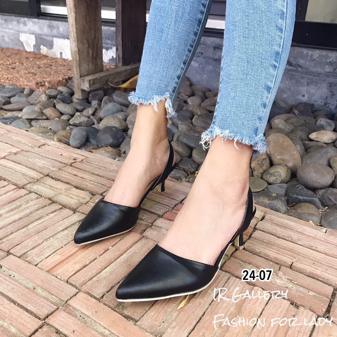 รองเท้าส้นเตี้ยรัดส้น Style Zara (สีดำ)