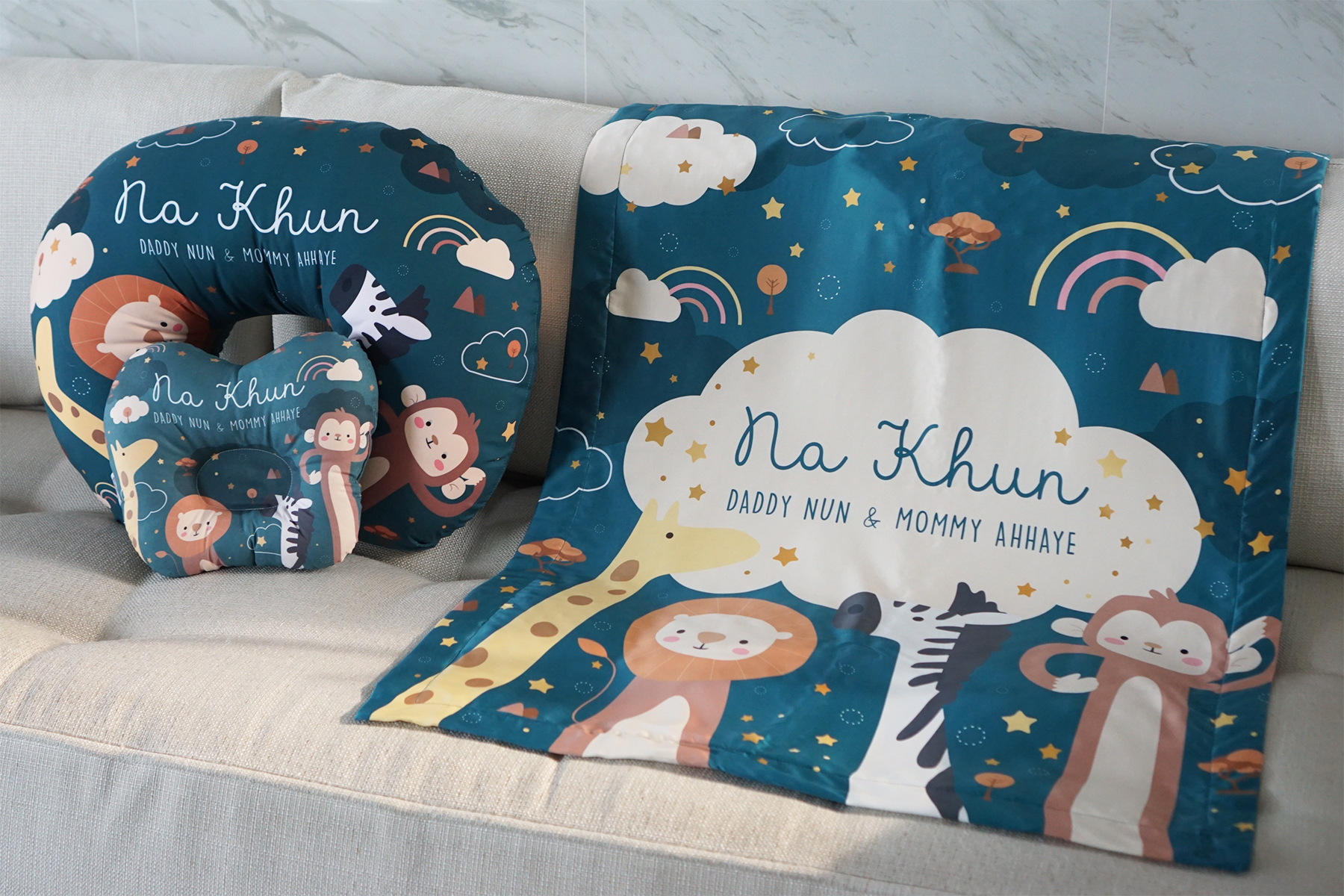 ชุดของขวัญเด็กแรกเกิด หมอนหลุม + หมอนรองให้นม+ ผ้าห่มขนาด 75x100cm ลาย Safari - Dark Green