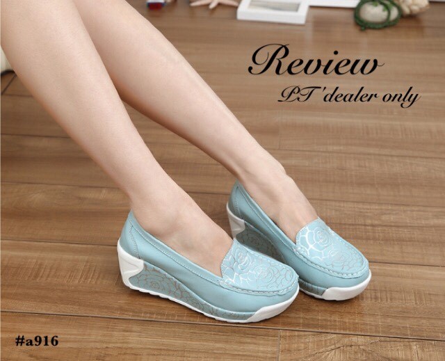 พร้อมส่ง : รองเท้าเสริมส้นลายกุหลาบ (สีฟ้า)