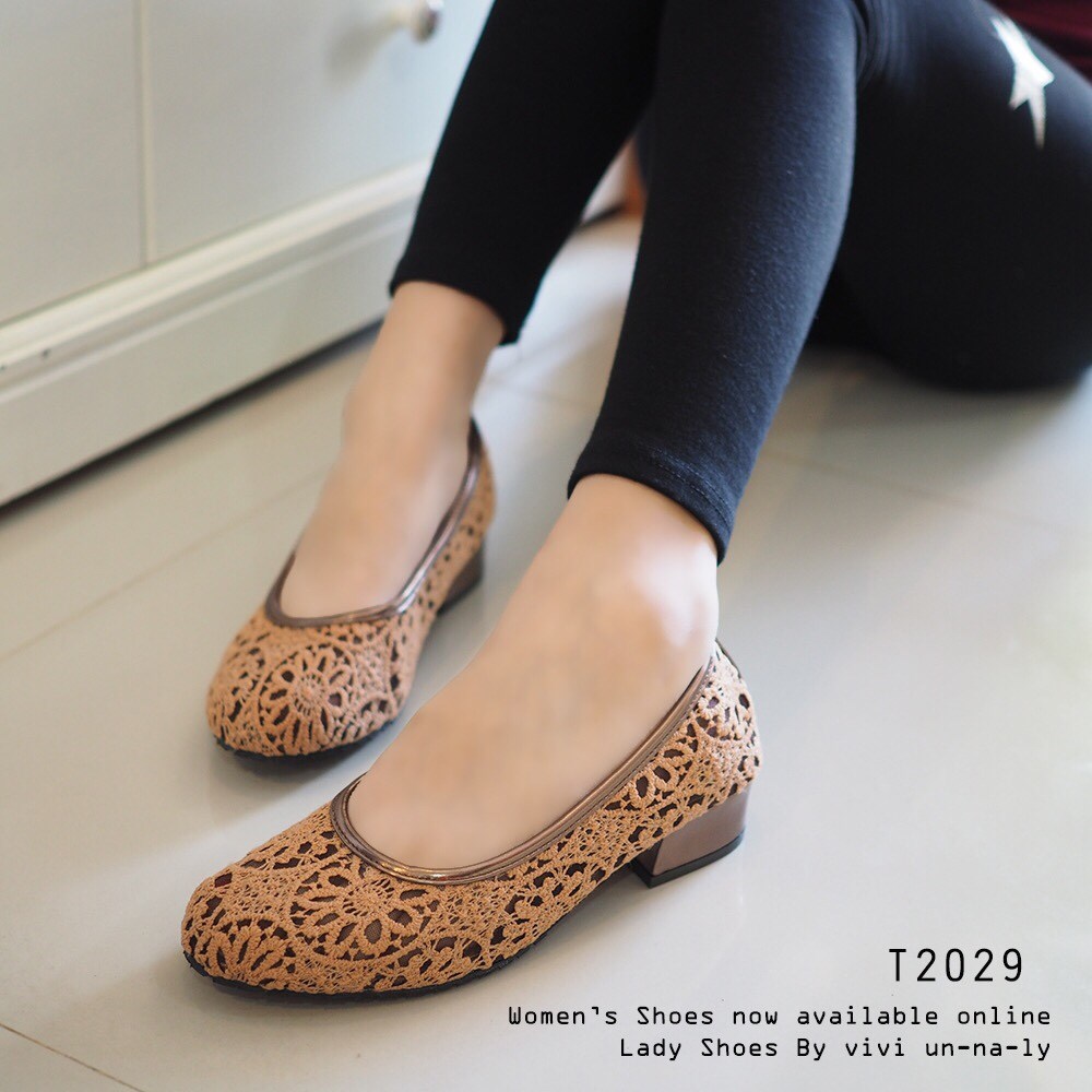 พร้อมส่ง : รองเท้าคัทชูลูกไม้เสริมส้น (สีน้ำตาล)