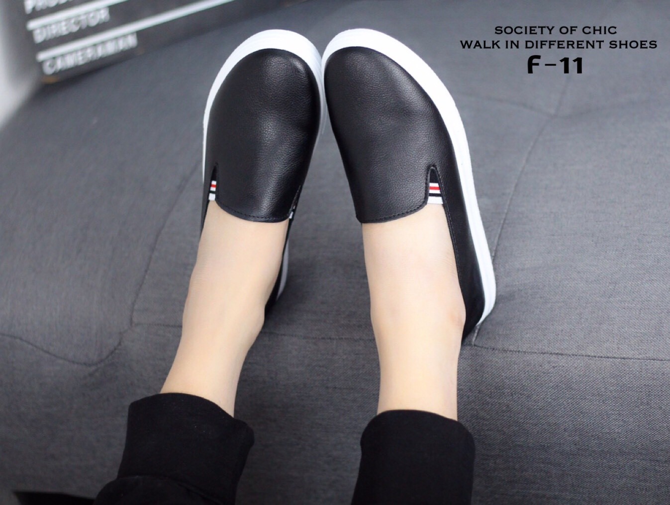 รองเท้าผ้าใบสวมแต่งแถบ (สีดำ)