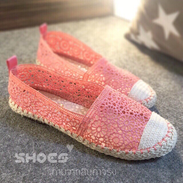 พร้อมส่ง : รองเท้าส้นแบนลูกไม้แนววินเทจ Style Valentino (สีชมพู)
