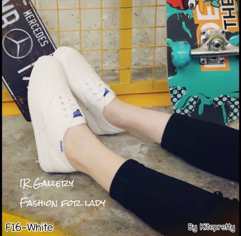 รองเท้าผ้าใบทรง Keds (สีขาว)