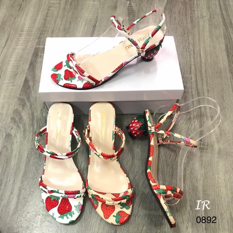 รองเท้าส้นเตี้ยแต่งลายสตอเบอรี่ (สีขาว)