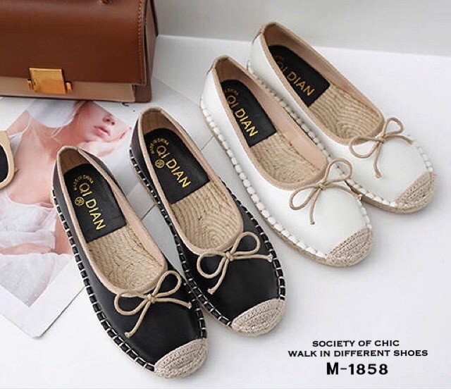 รองเท้าคัทชูหัวปอทรงสวม (สีดำ)