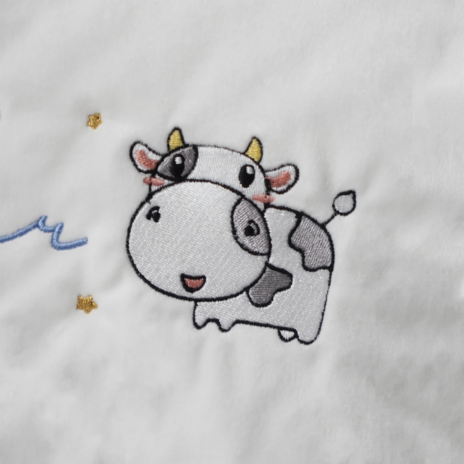 ผ้าห่ม Minky - สีขาว 75x100cm แบบปักชื่อ+การ์ตูน - Cow