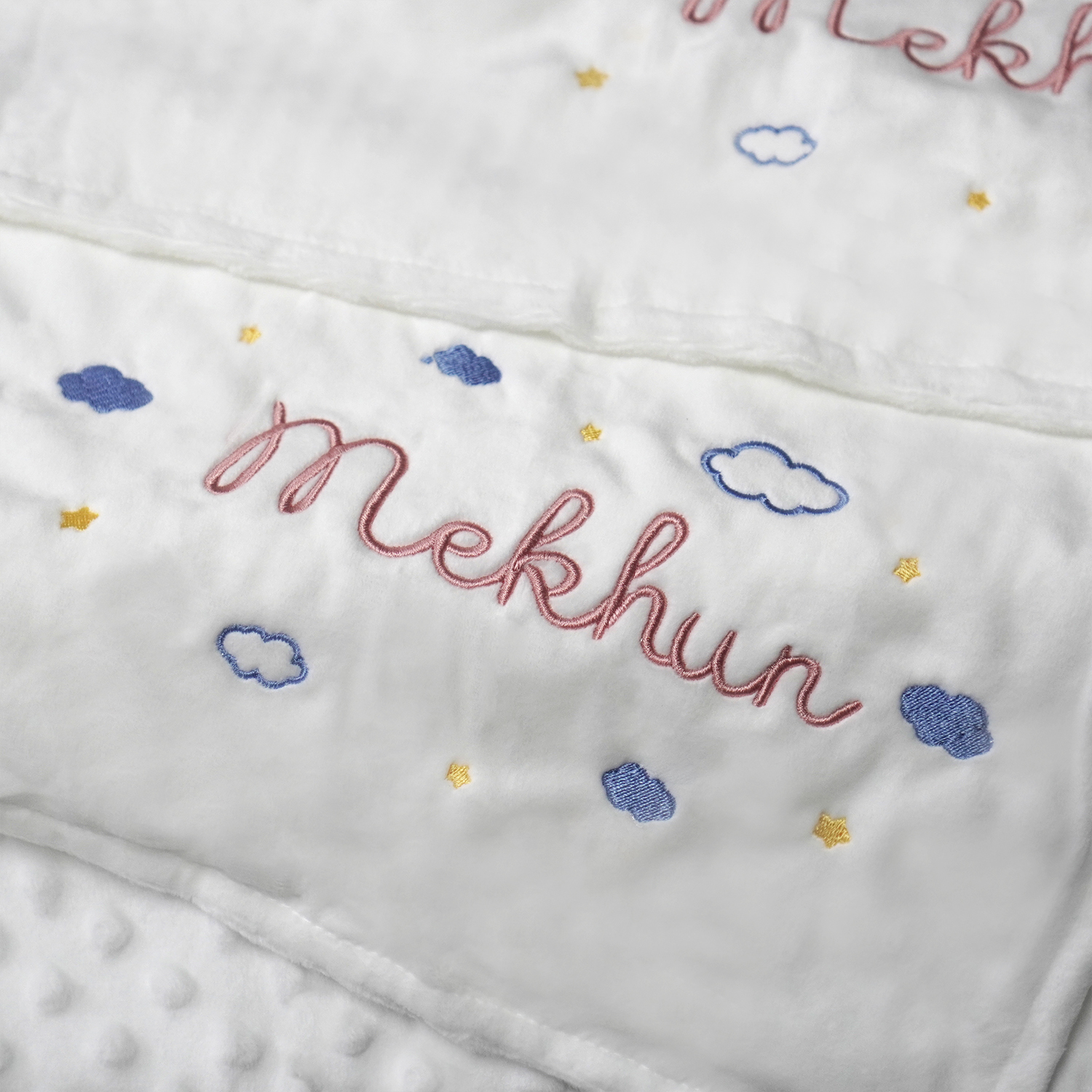 ผ้าห่ม Minky - สีขาว 75x100cm แบบปักชื่อ+icon - Cloud