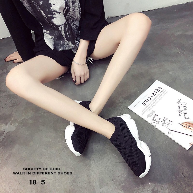 รองเท้าผ้าใบผ้ายืดทรงสวม (สีขาว)