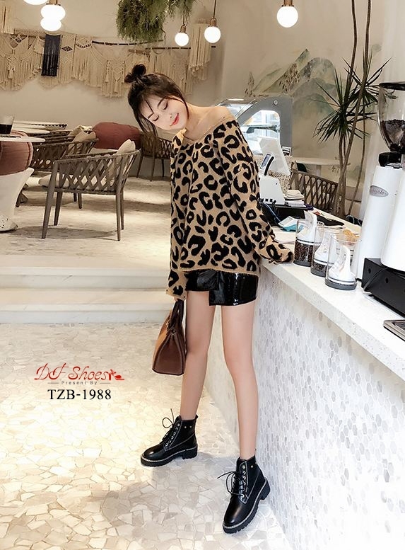 รองเท้าบูทหุ้มข้อแต่งหมุด