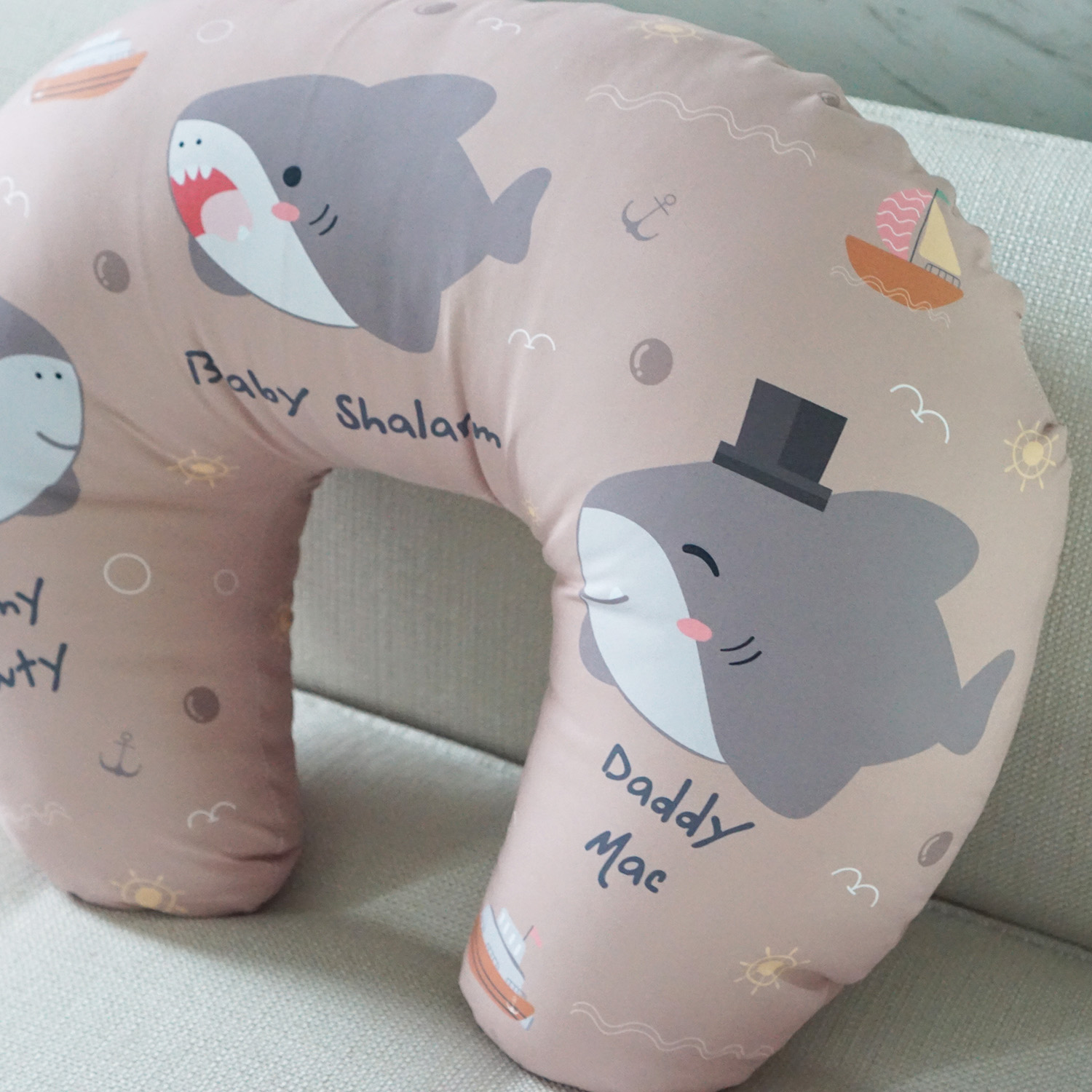 ชุดของขวัญเด็กแรกเกิด BP2 หมอนหลุม + หมอนรองให้นม ลาย Shark - Brown