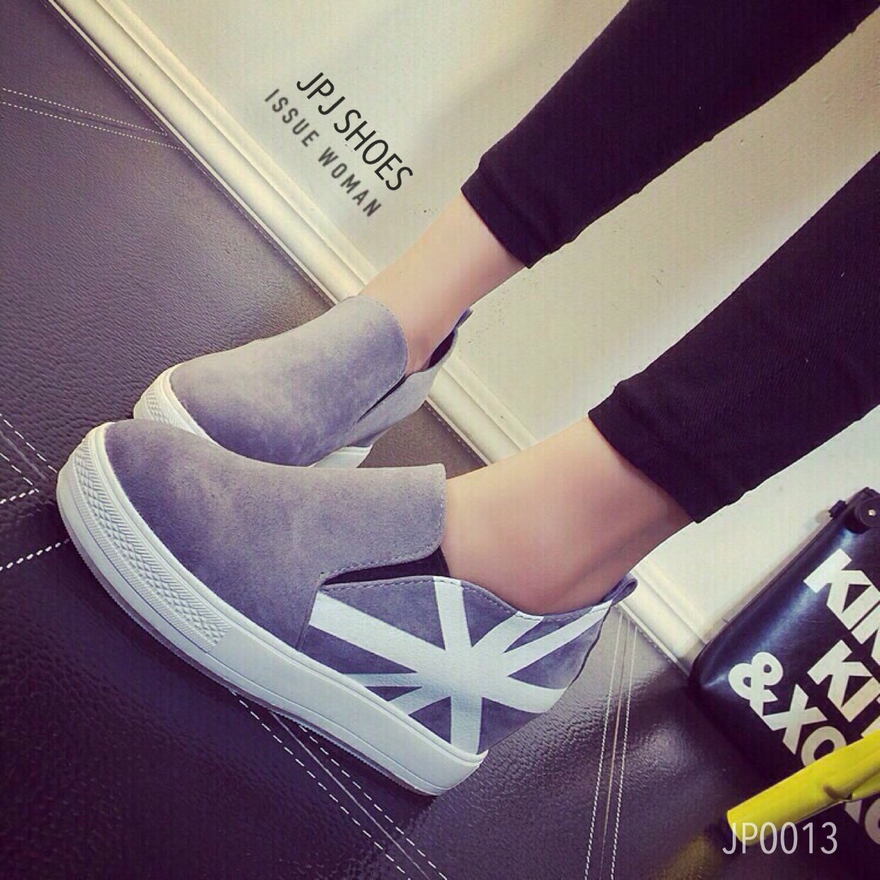 พร้อมส่ง : รองเท้าผ้าใบหุ้มข้อทรง Slip On (สีแดง)