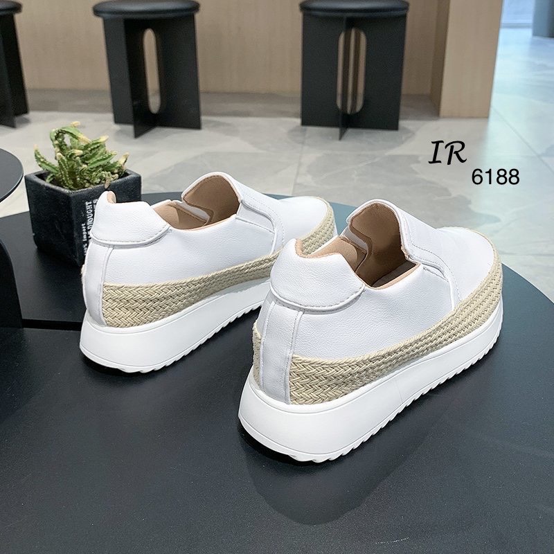 รองเท้าผ้าใบพียูทรง Slip on