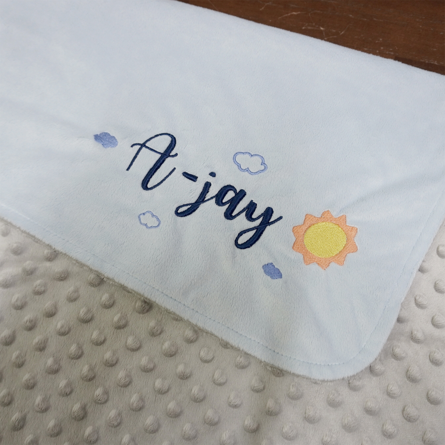 ผ้าห่ม Minky - สีฟ้า + เทา 75x100cm แบบปักชื่อ+icon - Sun