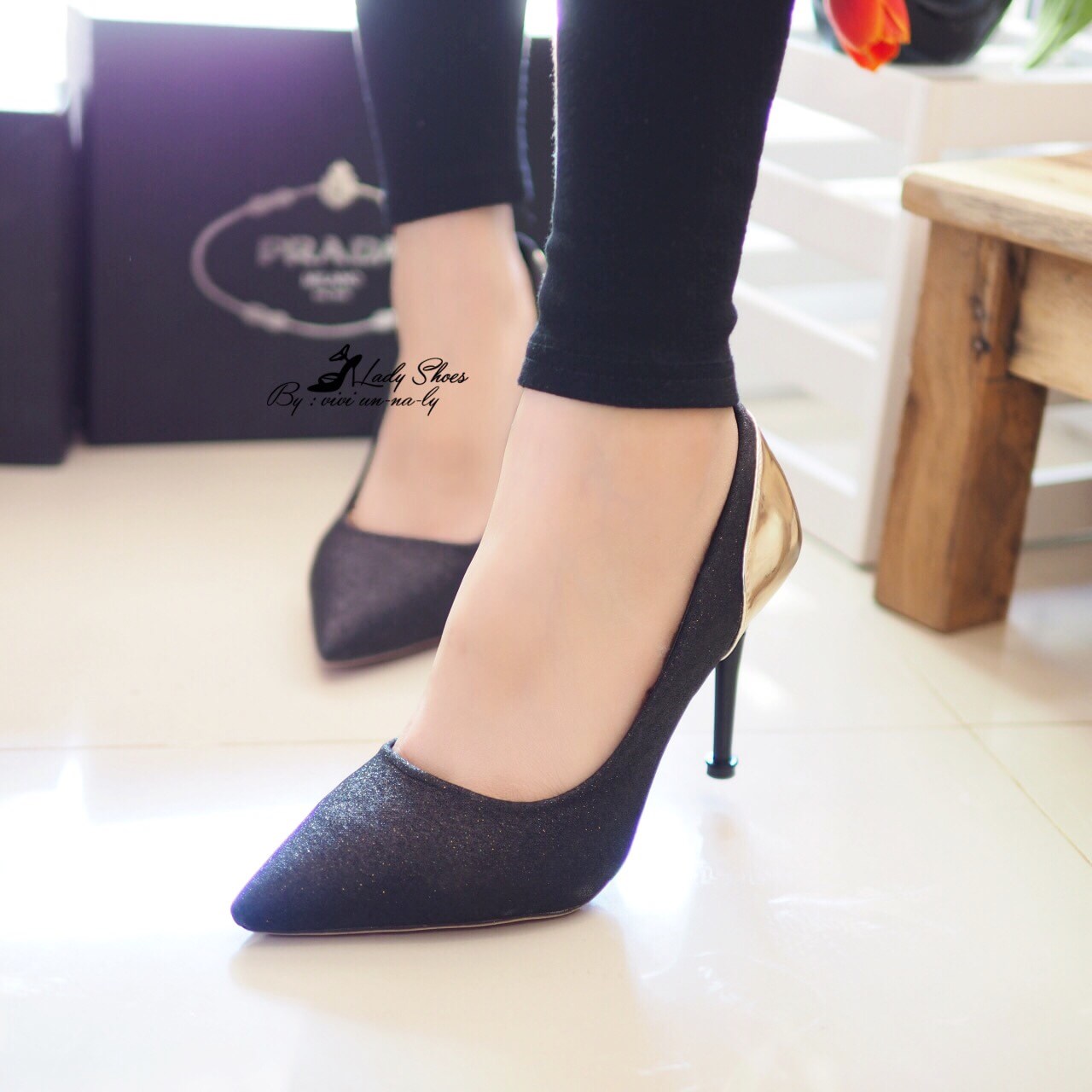 รองเท้าส้นสูงแต่งส้นทอง (สีดำ)