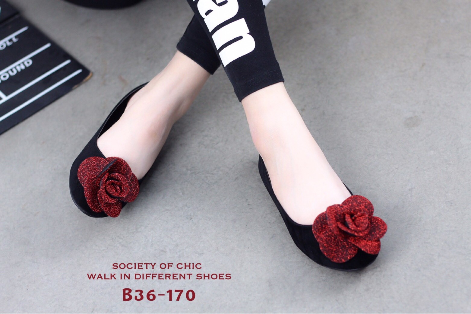 รองเท้าคัทชูส้นแบนแต่งดอกไม้วิ๊ง (สีทอง)