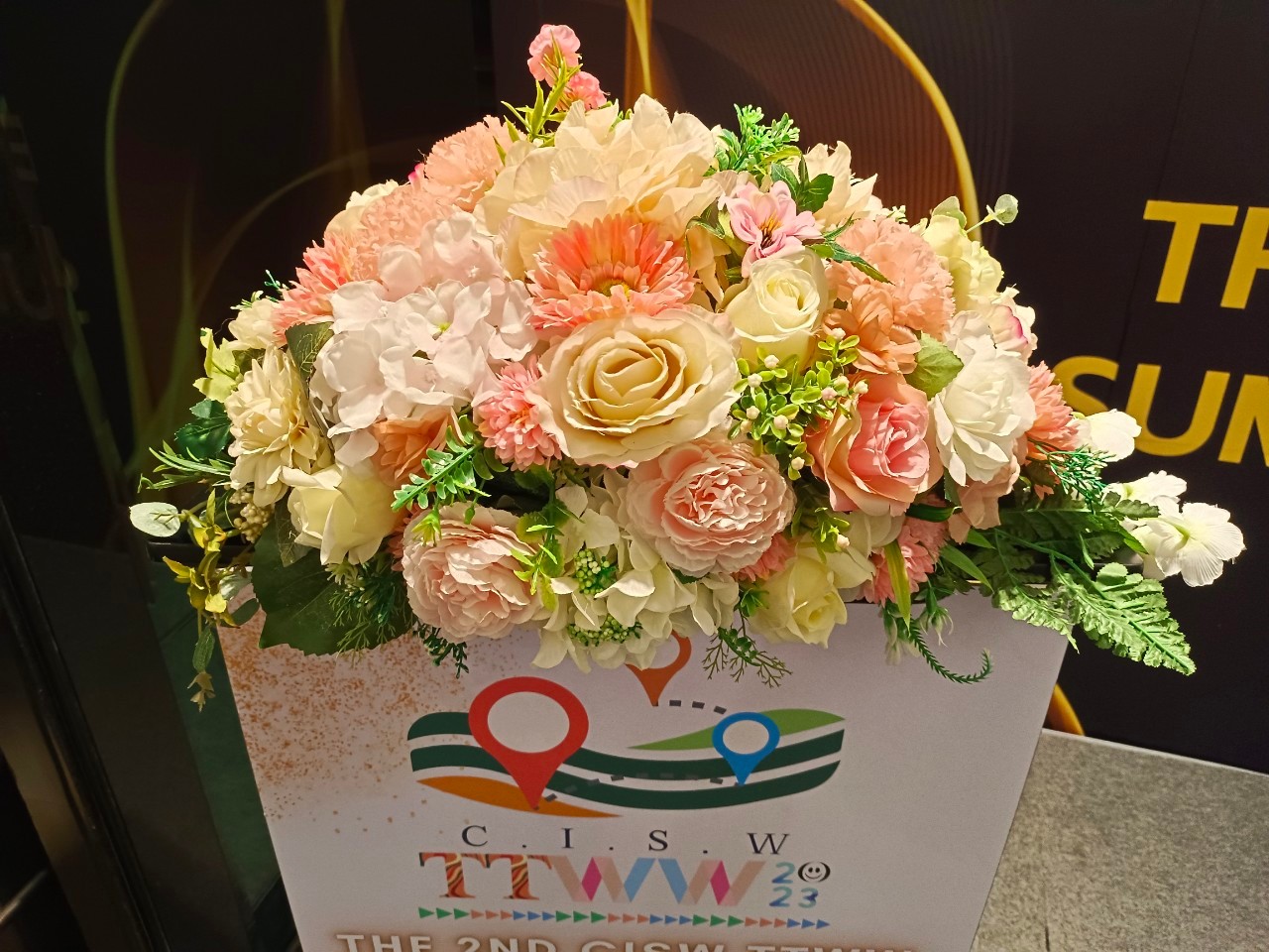 ดอกไม้ปลอมโพเดี่ยม (สำหรับเช่า) PT006