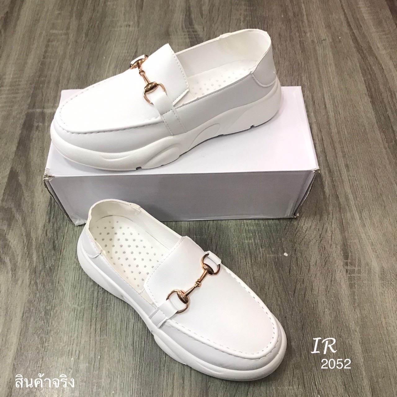 รองเท้าผ้าใบพียูนิ่มแต่งอะไหล่ (สีขาวล้วน)