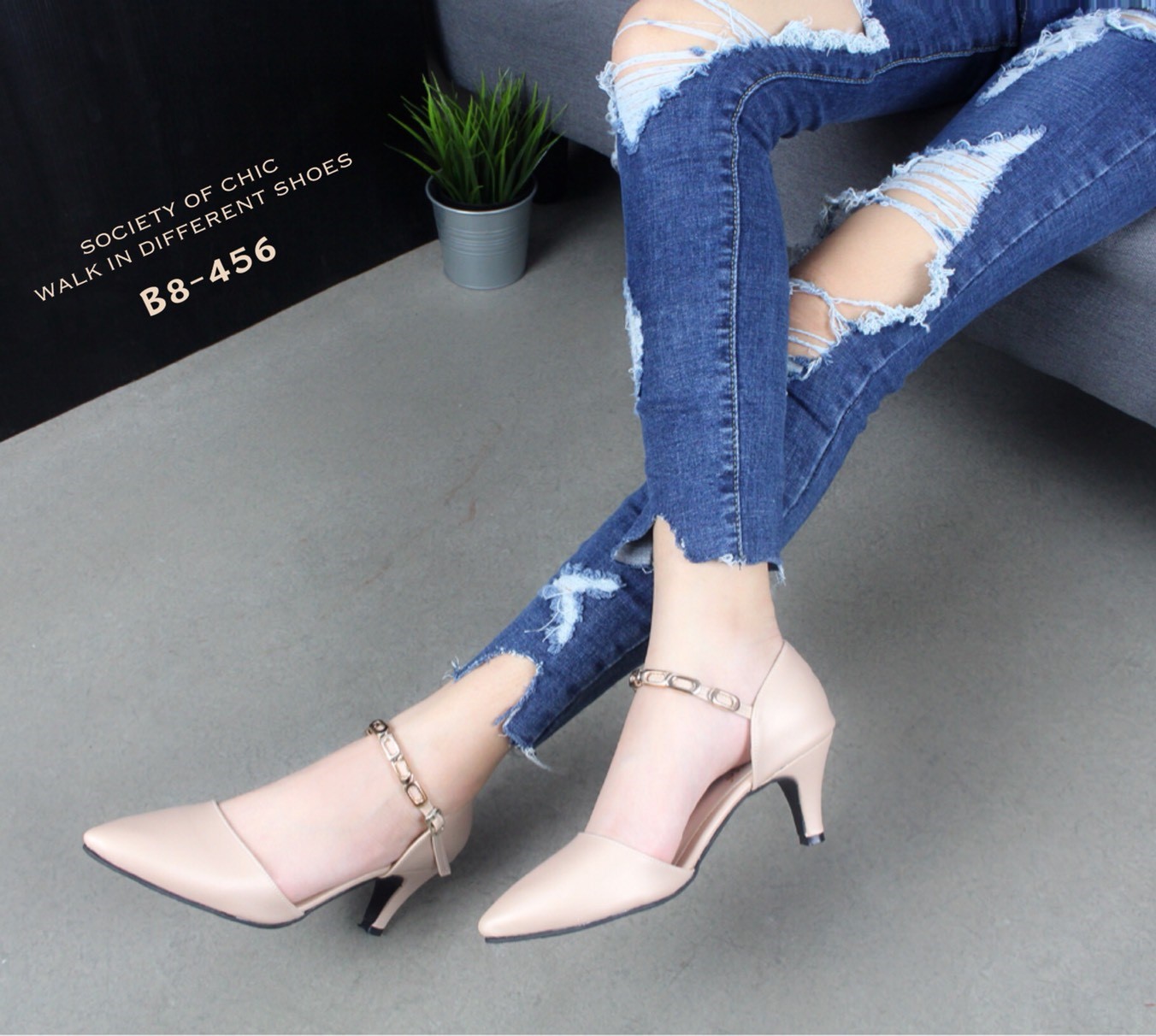 รองเท้าคัทชูส้นเตี้ยแต่งอะไหล่ (สีแดง)