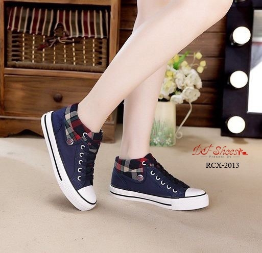 รองเท้าผ้าใบหุ้มข้อแต่งผ้าลายสก็อต (สีแดง)