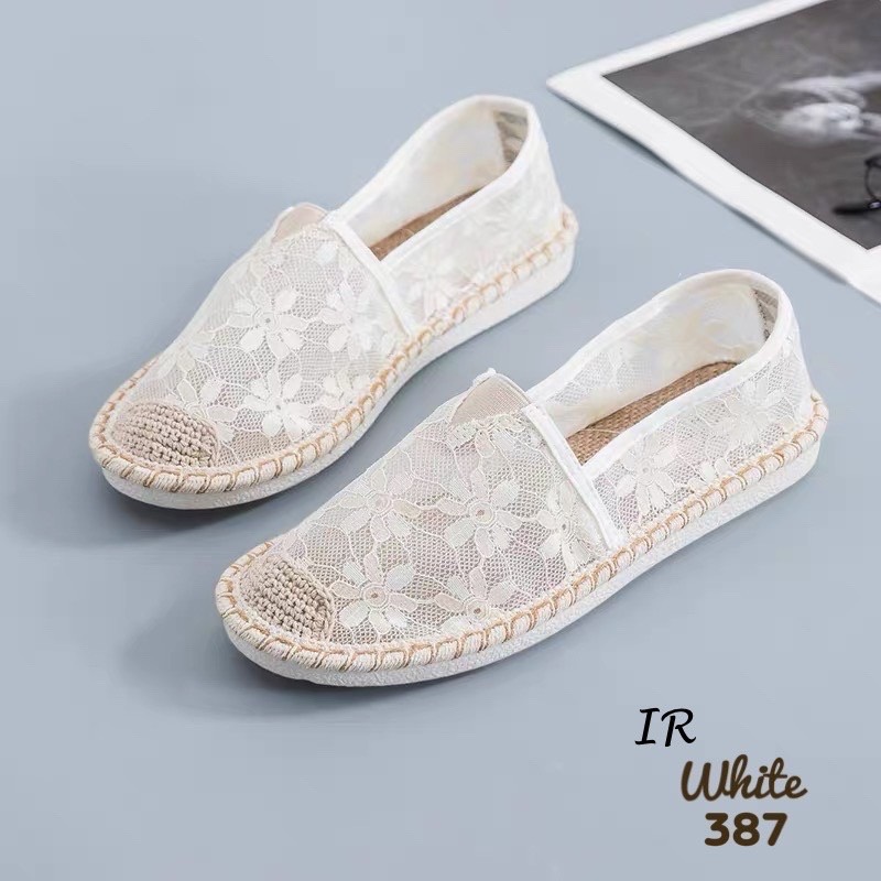 รองเท้าลูกไม้ทรงสวมขอบปอ