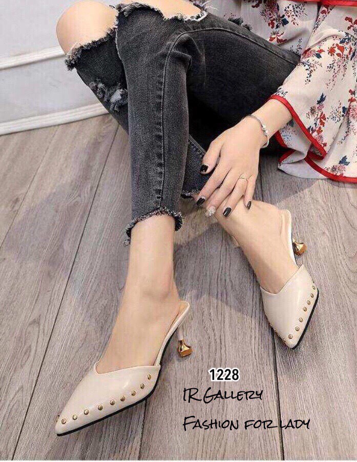 รองเท้าส้นเตี้ยเปิดส้นแต่งหมุด (สีครีม)