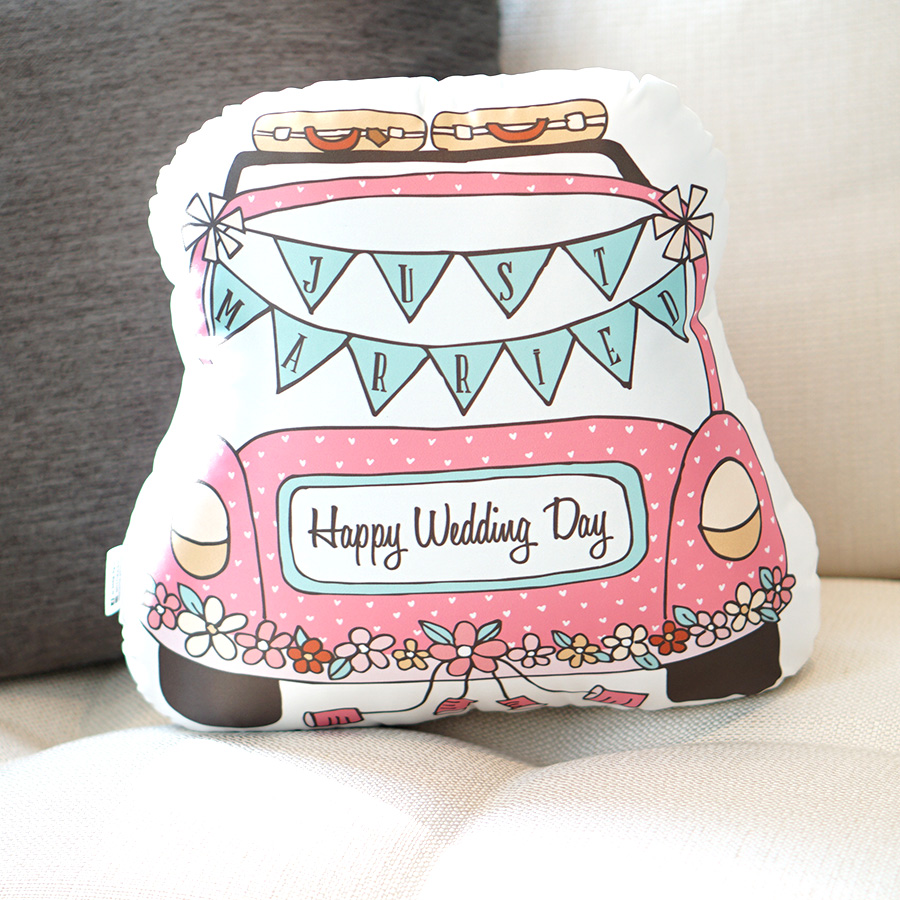 หมอนของขวัญแต่งงาน แบบพร้อมส่ง - ลายรถแต่งงาน สีชมพู Just Married Car Pillow