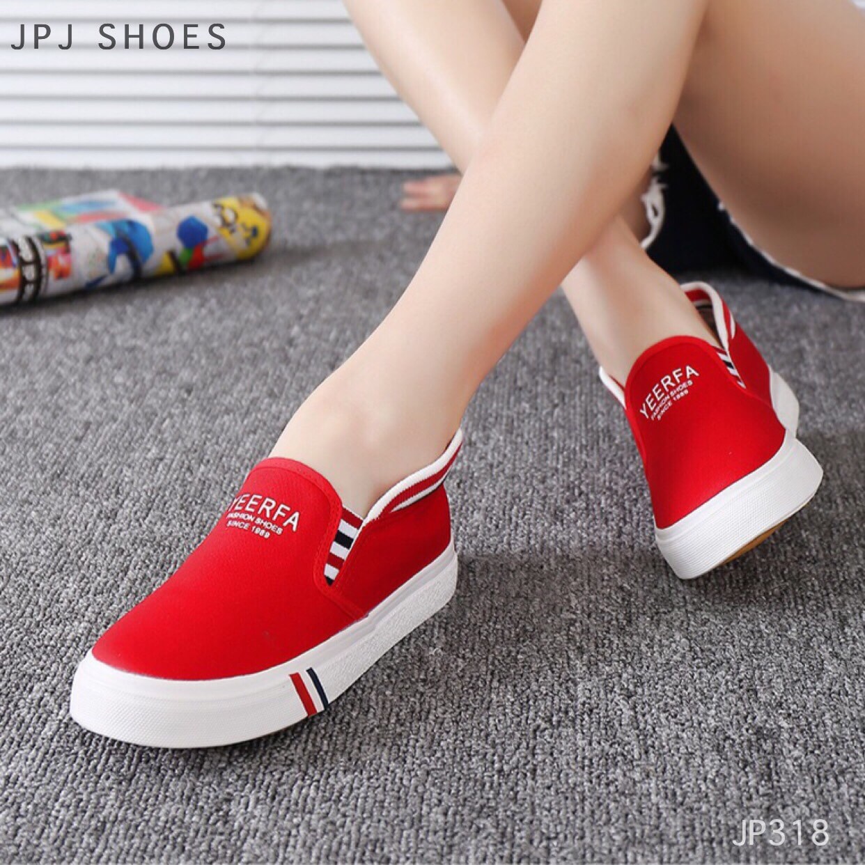 รองเท้า Slip On คาดเส้นสไตล์เกาหลี (สีเทา)