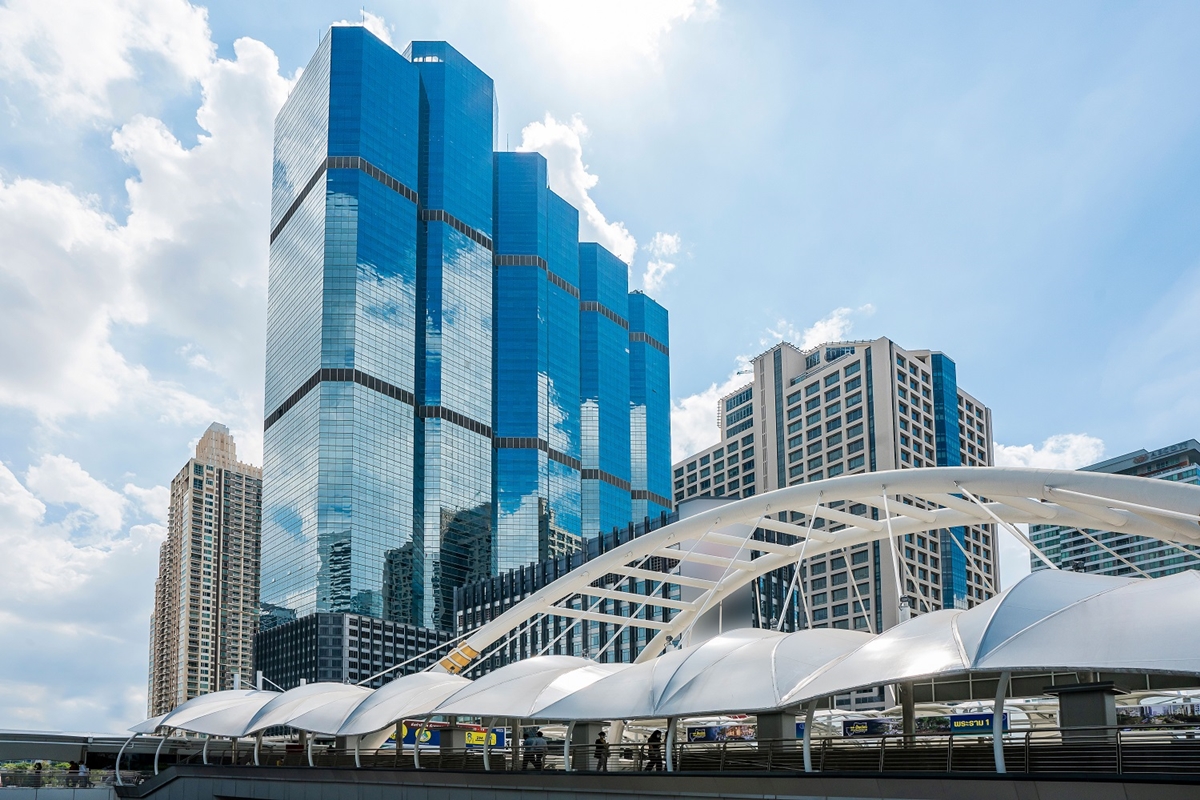 位于Chong Nonsi BTS 站附近的Sathorn 区出租办公空间仅300 米。