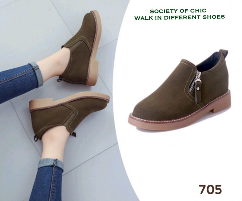 รองเท้าผ้าใบหนังกลับทรงสวม (สีเขียวขี้ม้า)