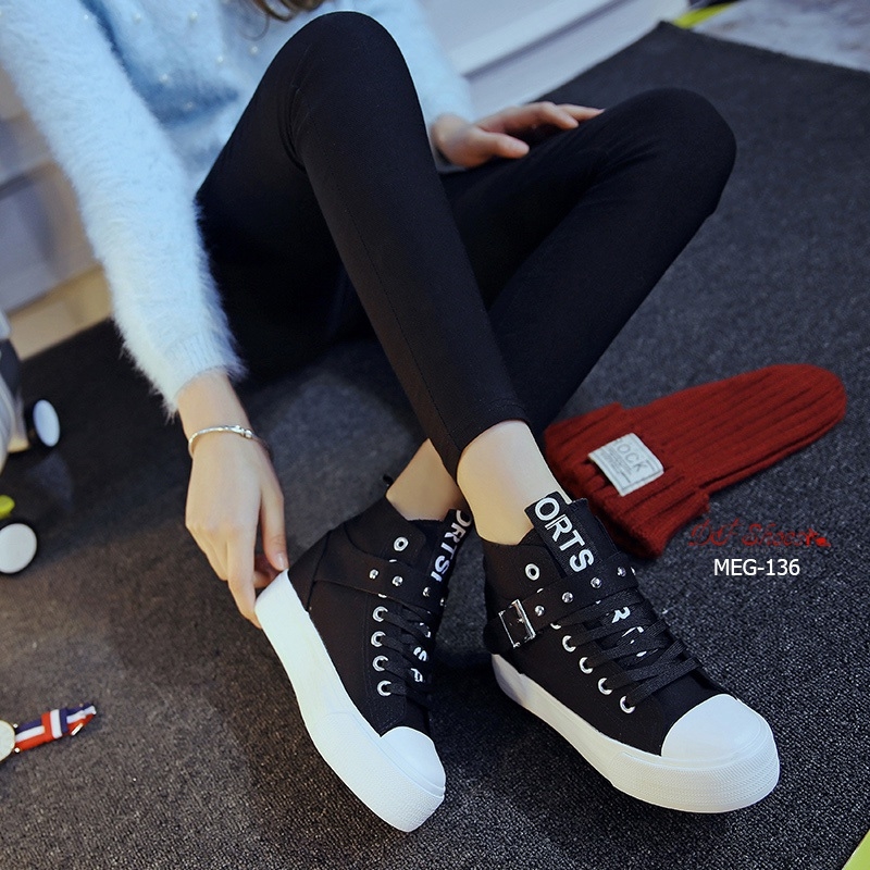 รองเท้าผ้าใบหุ้มข้อแต่งหมุด (สีแดง)