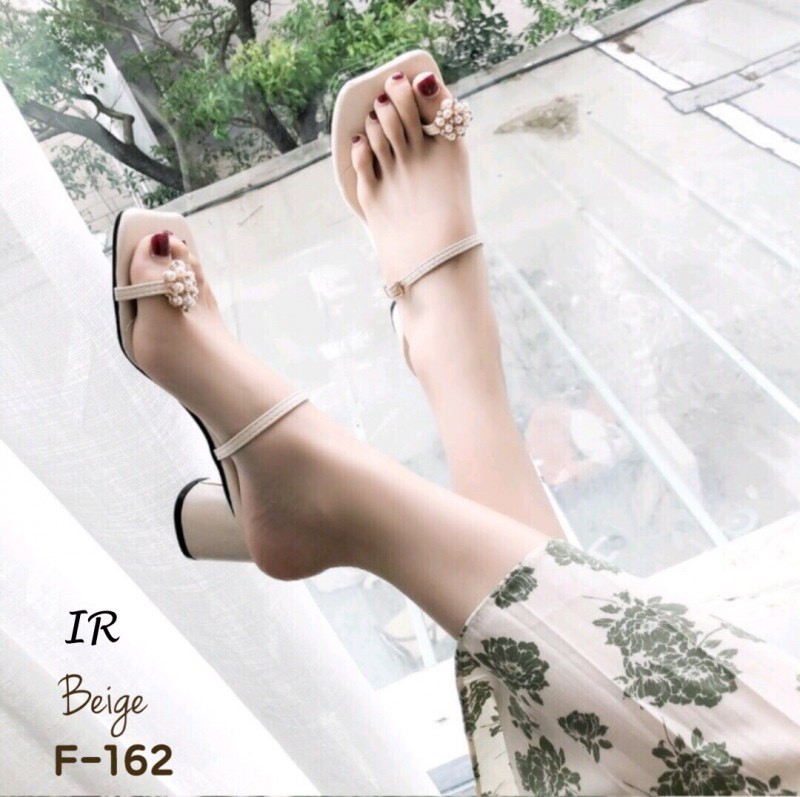 รองเท้าส้นตันสวมโป้งแต่งมุก (สีเบจ)