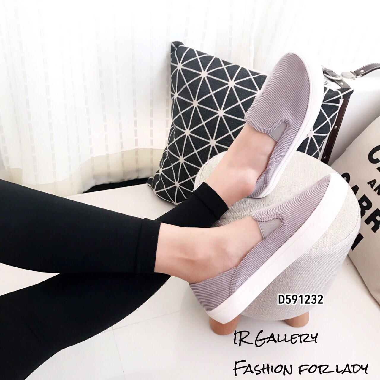 รองเท้าผ้าใบสวมผ้าลูกฟูก (สีดำ)