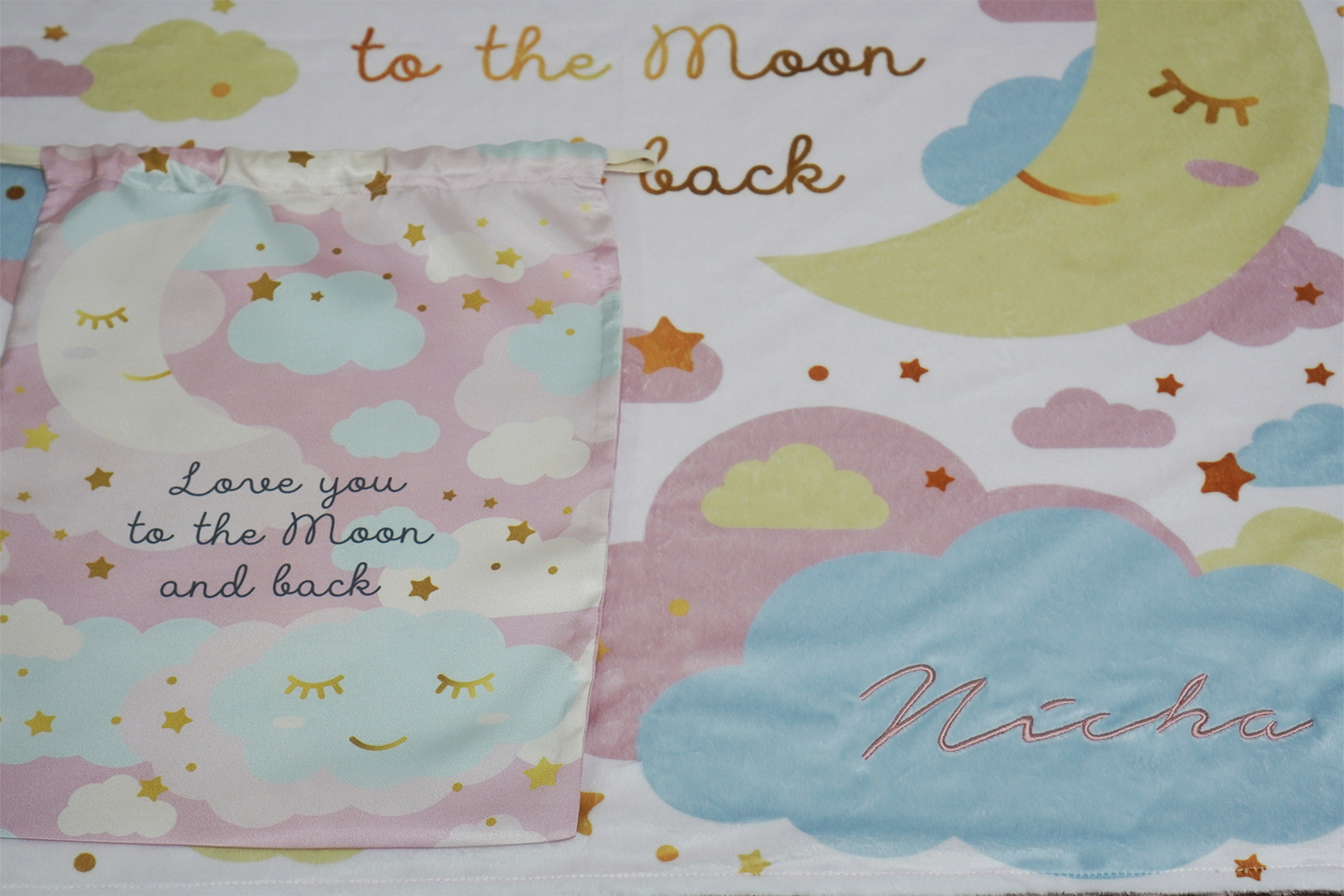 ผ้าห่ม Minky ลาย Moon 75x100cm แบบปักชื่อ ด้านหลังสีชมพู
