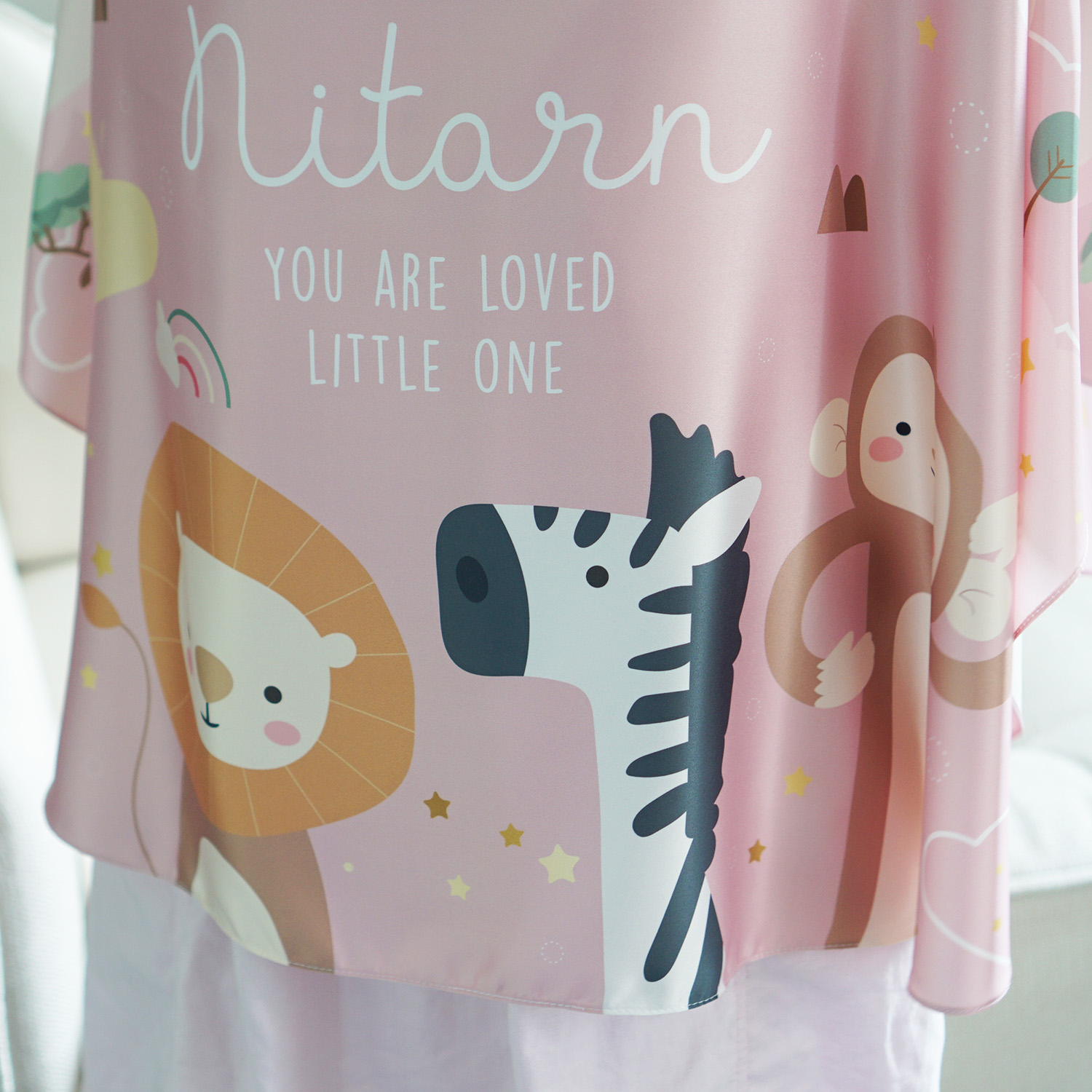 ผ้าคลุมให้นม สั่งทำใส่ชือ ลาย Safari - Pink