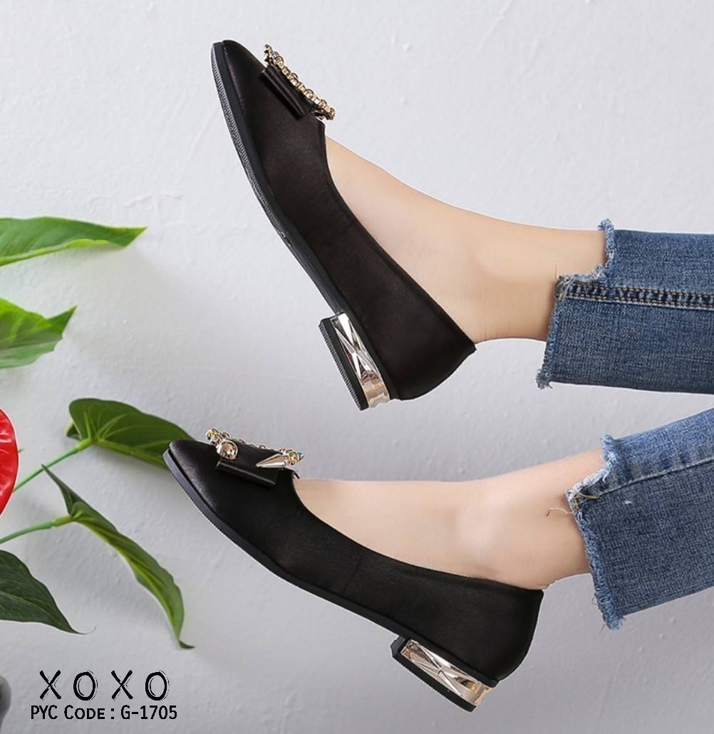 รองเท้าคัทชูส้นเตี้ยแต่งอะไหล่เพชร (สีแดง)