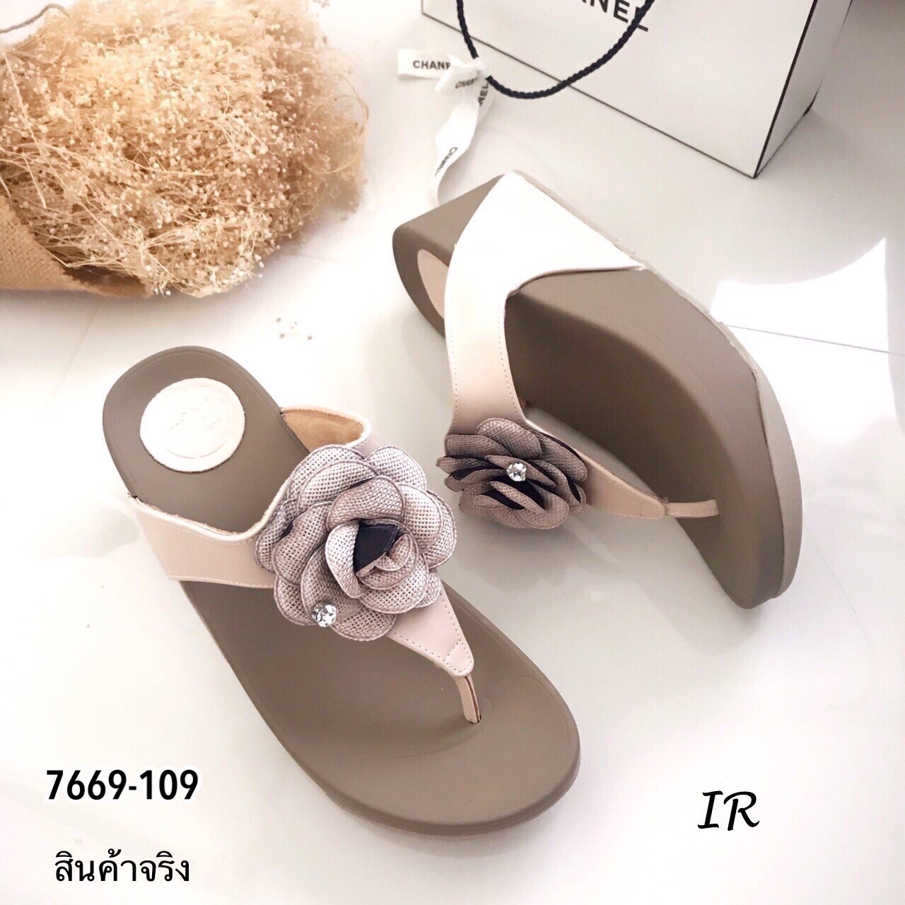 รองเท้าแตะFit Flopแต่งดอกคามิเลียเพชร (สีเทา)