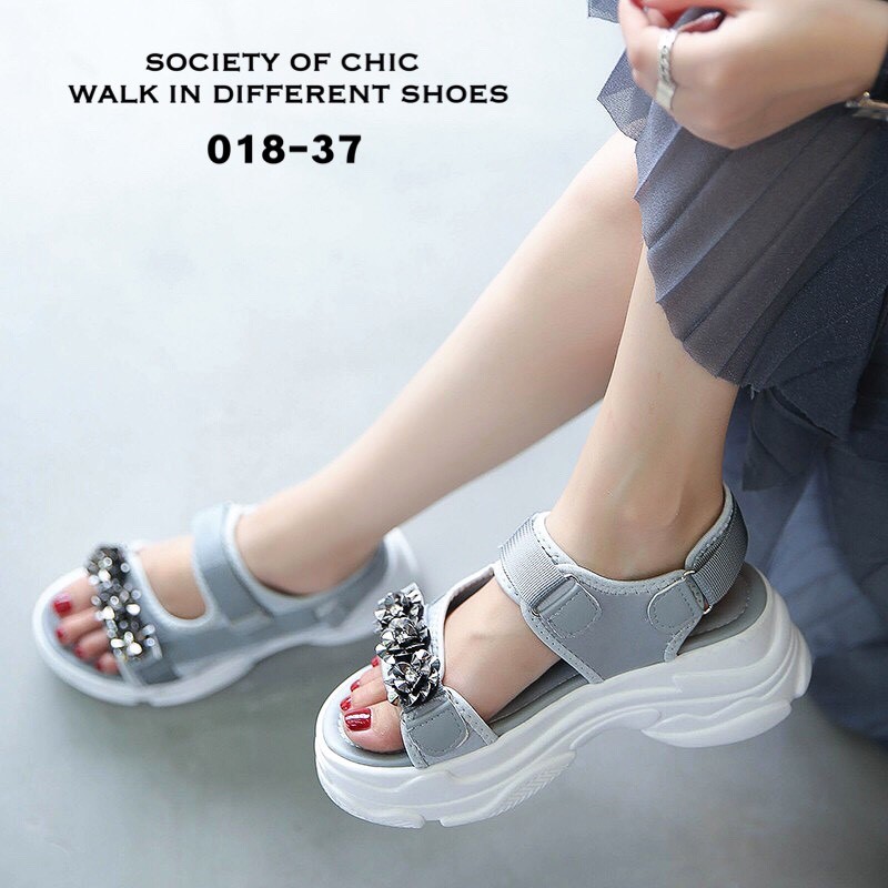 รองเท้าลำลองเสริมส้นแต่งสายเมจิกเทป (สีดำ)