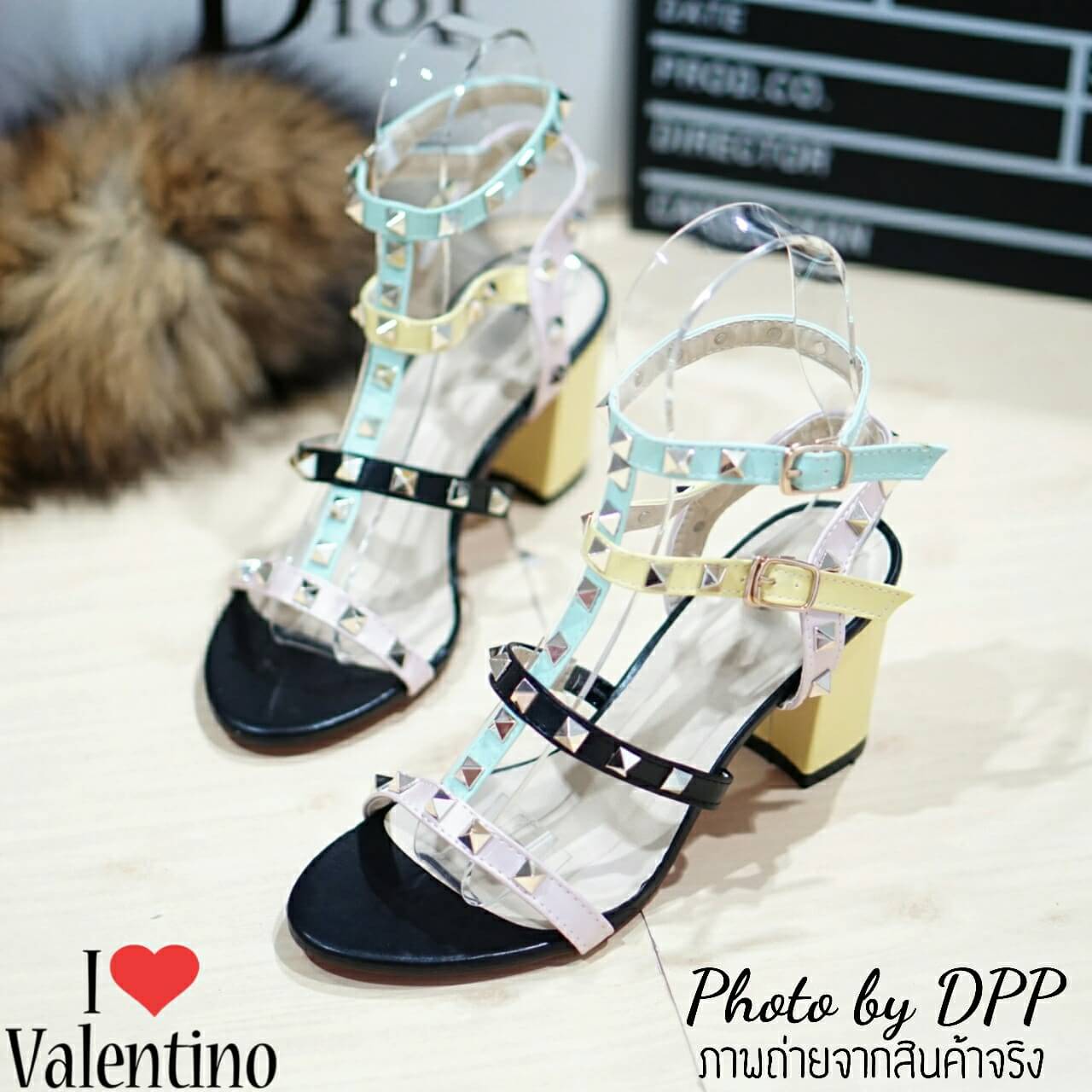 รองเท้า Valentino pumps rainbow color t-strap rockstud (สีดำ)
