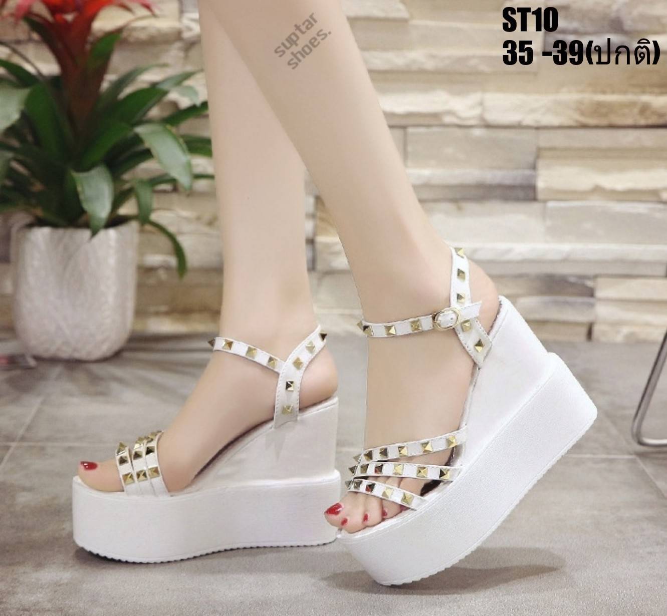 รองเท้าส้นเตารีดแต่งหมุด (สีดำ)