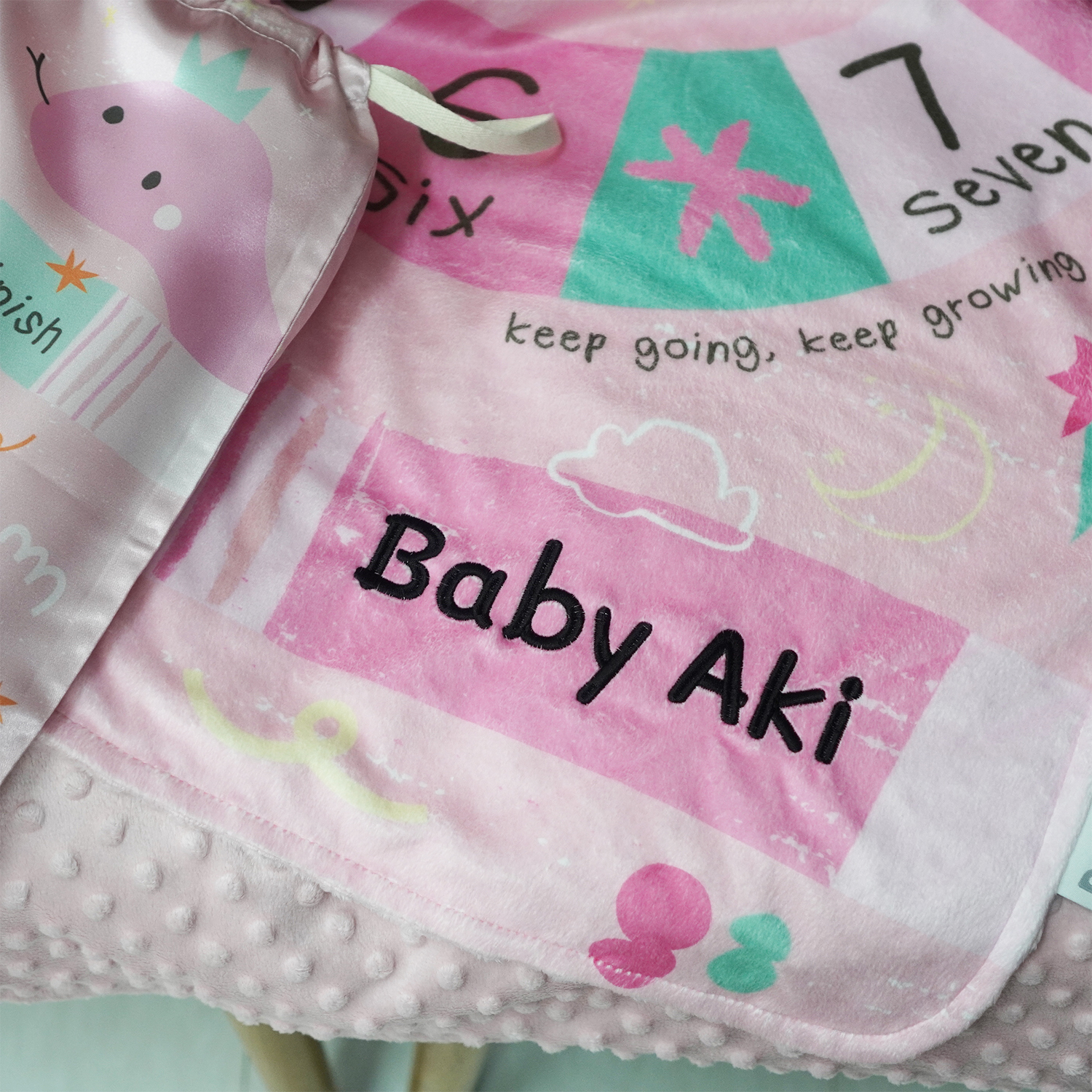 ผ้าห่ม Minky 75x100cm แบบปักชื่อ ลาย Snake and Ladders - Pink