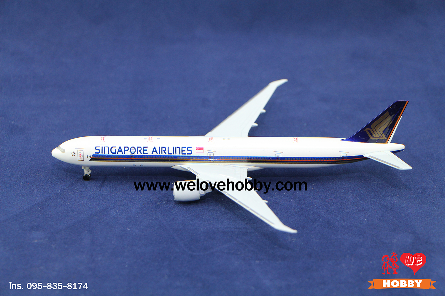 โมเดลเครื่องบิน Singapore Airlines (Boeing 777) สิงคโปร์ ไซส์กลาง แบบมีล้อเครื่องบิน (1:400)